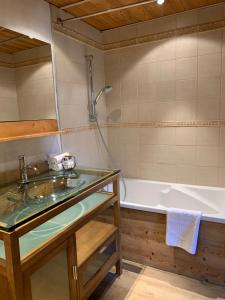 Ein Badezimmer in der Unterkunft Chalet Canvolan, 7 pièces, 12 personnes, Tignes le Lac, sur terrasse et jardin