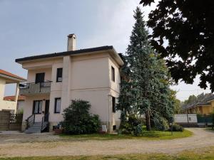 ein weißes Haus mit einem Weihnachtsbaum davor in der Unterkunft il nido della dani in Busto Arsizio