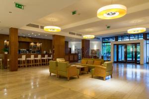 un hall avec des canapés et des chaises ainsi qu'un bar dans l'établissement Tisza Balneum Hotel, à Tiszafüred