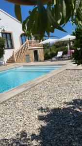 una casa con piscina accanto a un edificio di Calle Palomas 13 a Balcon del Mar