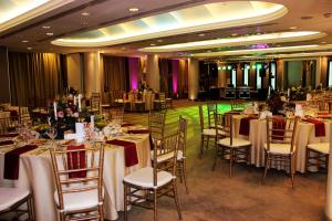 une salle de banquet avec des tables et des chaises dans l'établissement Hotel Minerva, à Bucarest