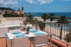 a table with chairs and a view of the beach at Sitges Views in Sitges