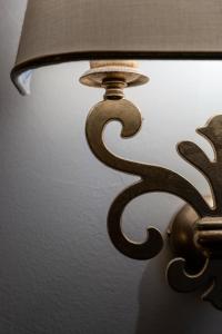 zbliżenie lampy z cieniem lampy w obiekcie Hotel Don Giovanni w mieście Ururi