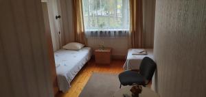 Habitación pequeña con 2 camas y ventana en Kure Guesthouse en Rahinge