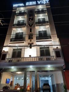 una señal de hotel en el lateral de un edificio en Hotel Sen Việt Bạc Liêu en Bạc Liêu