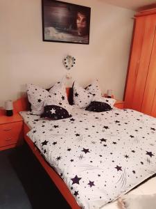 łóżko z czarno-białą kołdrą z gwiazdami w obiekcie House Hanka, High Tatras w Starej Leśnej