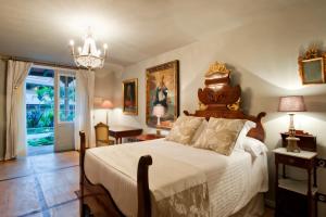 Ein Bett oder Betten in einem Zimmer der Unterkunft Hotel Hacienda de Abajo-Adults Only-Lujo