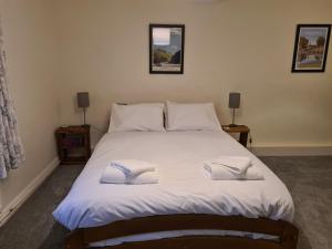 Кровать или кровати в номере Derwentwater Arms
