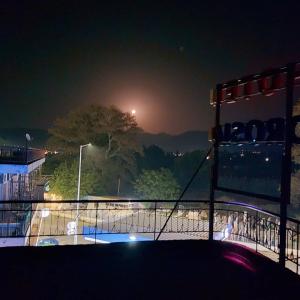 uma vista do topo de uma varanda à noite em Hotel Drosia em Messini