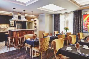 a restaurant with tables and chairs and a bar at No.26 By The Sea in Oban