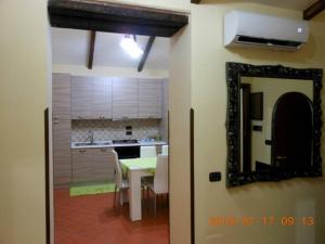 Kuchyňa alebo kuchynka v ubytovaní Home in love: vicoletto dei presepi