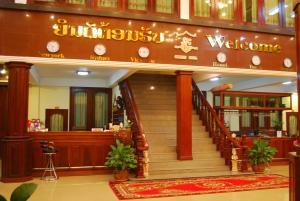 een lobby met een trap in een gebouw bij Sengkeo Hotel in Vientiane