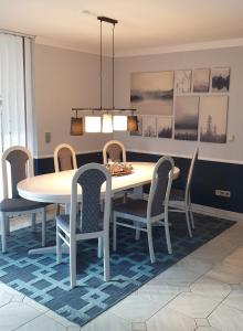 a dining room with a table and chairs at An den Auwiesen in Kleineicholzheim