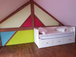 Zimmer mit einem Bett im Dachgeschoss in der Unterkunft Espace Cosmos in Vaux-sur-Sûre