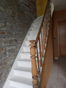 eine Treppe in einem Haus mit einer Steinmauer in der Unterkunft Espace Cosmos in Vaux-sur-Sûre