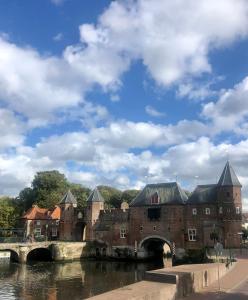 een oud kasteel met een brug over een rivier bij modern genieten in oud binnenstadspand in Amersfoort