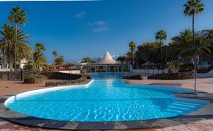 Bazén v ubytování Apartamento en Playa Roca primer linea de mar (05) nebo v jeho okolí