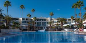 Bazén v ubytování Apartamento en Playa Roca primer linea de mar (05) nebo v jeho okolí