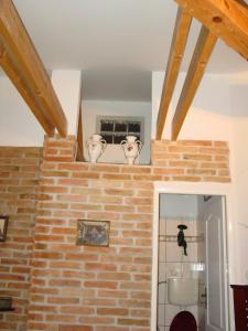 een kamer met een bakstenen muur en twee vazen op een plank bij Excellent Location in Bratislava