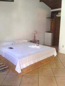 En eller flere senge i et værelse på Vilarejo Penedo Chalés