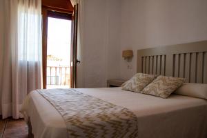 Postel nebo postele na pokoji v ubytování Hotel Almadraba + 36 fotografií