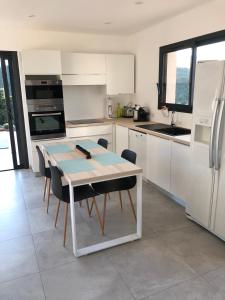 Køkken eller tekøkken på Villa Machja Solenzara