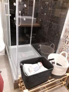 een badkamer met een douche, een mand en een bad bij Beau studio refait a neuf centre ville avec clim balcon in Narbonne