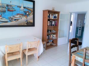 un comedor con una mesa y una pintura en la pared en Ty Lisa - Spacieuse maison de village paisible proche ville et plages - 5 chambres - Kermorvan, en Quiberon