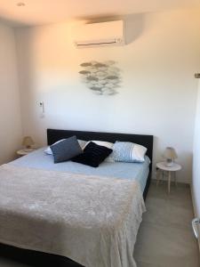 En eller flere senge i et værelse på Villa Machja Solenzara