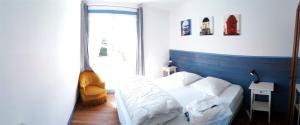 Un pat sau paturi într-o cameră la Ty Lisa - Spacieuse maison de village paisible proche ville et plages - 5 chambres - Kermorvan