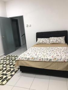 Un pat sau paturi într-o cameră la Baituljannah Homestay Batu Pahat