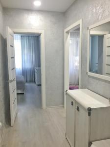 Ванна кімната в Современная студия с отдельной спальней с видом на Versal Park