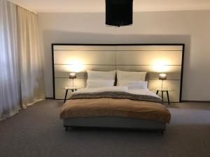 a bedroom with a large bed with two lamps at Charmante Stadtwohnung im Zentrum von Leibnitz in Leibnitz
