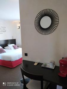 Postel nebo postele na pokoji v ubytování hôtel Le Synaya
