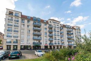 a large building with cars parked in front of it at Apartment Elbkiez - Wohnen zwischen Elbe & Altstadt, stilvoll mit Balkon! in Dresden