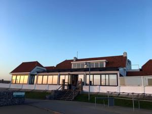 un gran edificio con muchas ventanas en Heerenkeet Oosterschelde zicht 2 pers en Kerkwerve