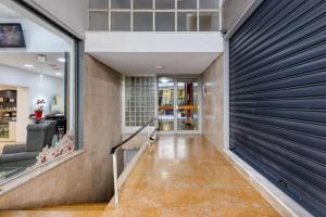 korytarz domu z niebieskimi drzwiami garażowymi w obiekcie Central Athens Penthouse w Atenach