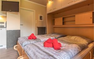 - 2 lits dans une chambre avec des serviettes rouges dans l'établissement Amazing Apartment In Friedrichskoog With Kitchen, à Friedrichskoog