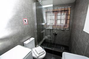 A bathroom at Villa Kouf