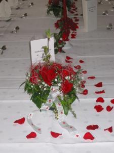 ein Strauß roter Rosen auf dem Tisch in der Unterkunft Gasthof zum Lamm in Gomadingen