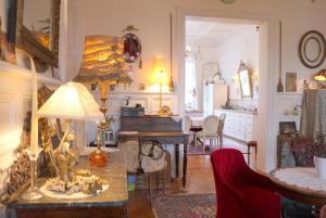 a living room with a table and a piano at Castelnau in Colmar