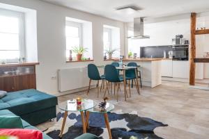 a living room with a couch and a table at Moderne Altstadt-Ferienwohnung in Hammelburg