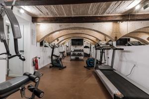 een fitnessruimte met verschillende loopbanden en machines in een kamer bij Osborne Hotel in Valletta