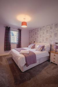 a bedroom with a large white bed and a window at 2 Bed Blackburn Village Apt With Wifi & Parking in Aberdeen