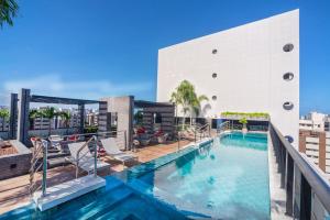 a swimming pool on the roof of a building at Time Apto 410 Quarto Sala Luxo Conforto na Praia Ponta Verde in Maceió