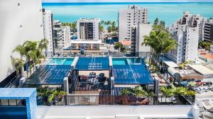 an aerial view of a building with a swimming pool at Time Apto 410 Quarto Sala Luxo Conforto na Praia Ponta Verde in Maceió