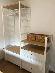 Palanda nebo palandy na pokoji v ubytování Wohnung Haus St. Martin