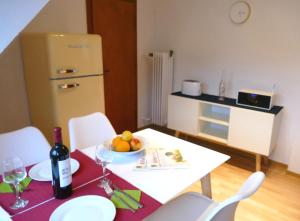 ein Tisch mit einer Flasche Wein und einer Schale Obst in der Unterkunft Daun Under in Daun