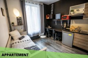 a small apartment with a bed and a kitchen at Les Apparts de Blossac Poitiers in Poitiers