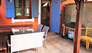 eine Terrasse mit einem Tisch, Stühlen und einem Tisch in der Unterkunft Terme Catez Apartment 7 in Čatež ob Savi